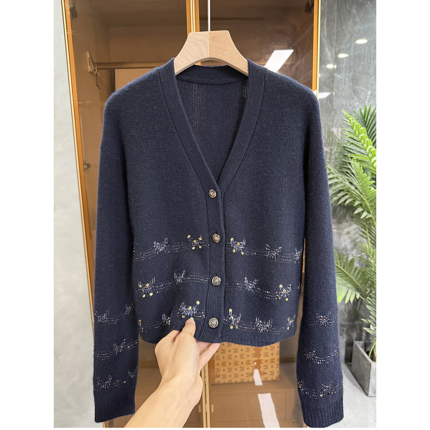 重磅羊绒刺绣亮片V领针织短开衫