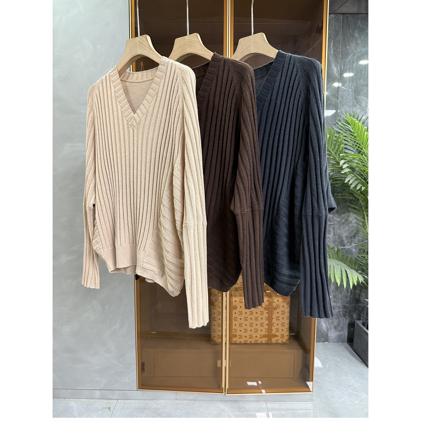 宽松丝光羊毛V领蝙蝠袖针织衫