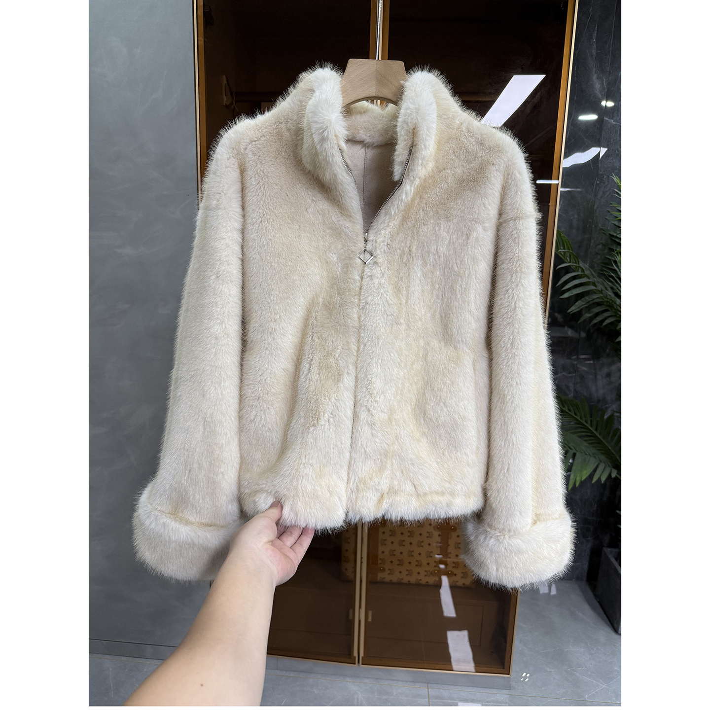 走出了G定秀场感！仿水貂皮毛一体拉链短外套女    R0245~ME