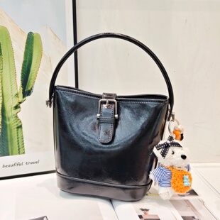 ins韩版 休闲水桶包包女2026春夏新款 皮带扣单肩时尚 斜挎包 手提式