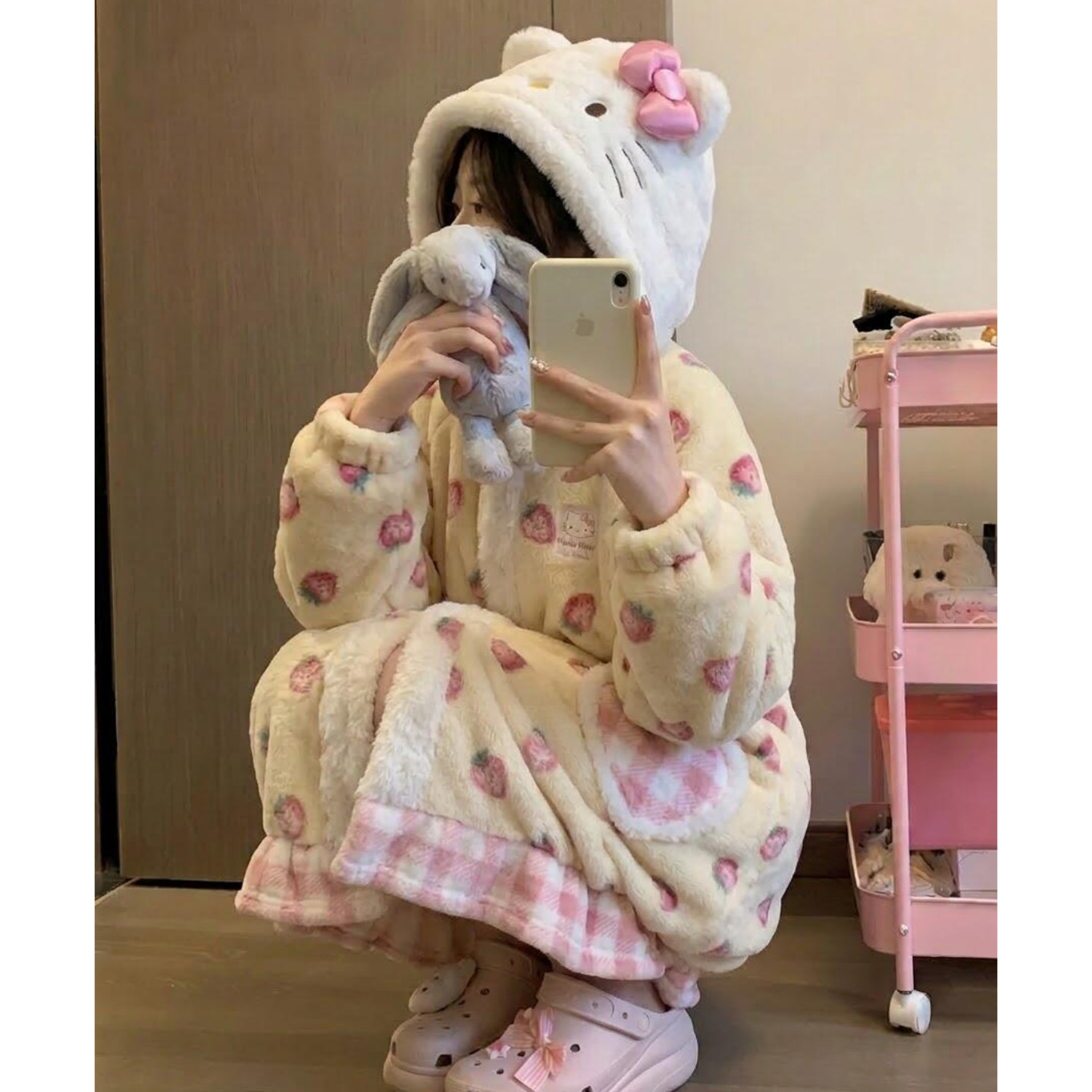 可爱卡通珊瑚绒睡袍女冬加厚保暖公主风草莓浴袍连帽家居服可外穿