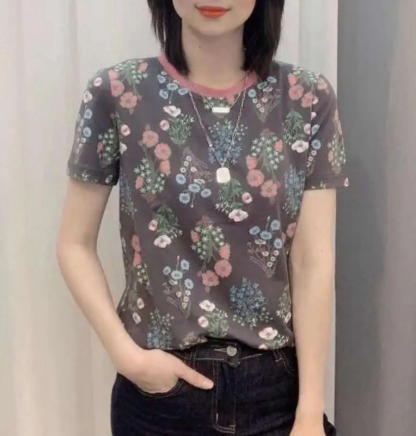 网红同款碎花短袖T恤女2026夏季新款时尚百搭显瘦小花朵体恤上衣