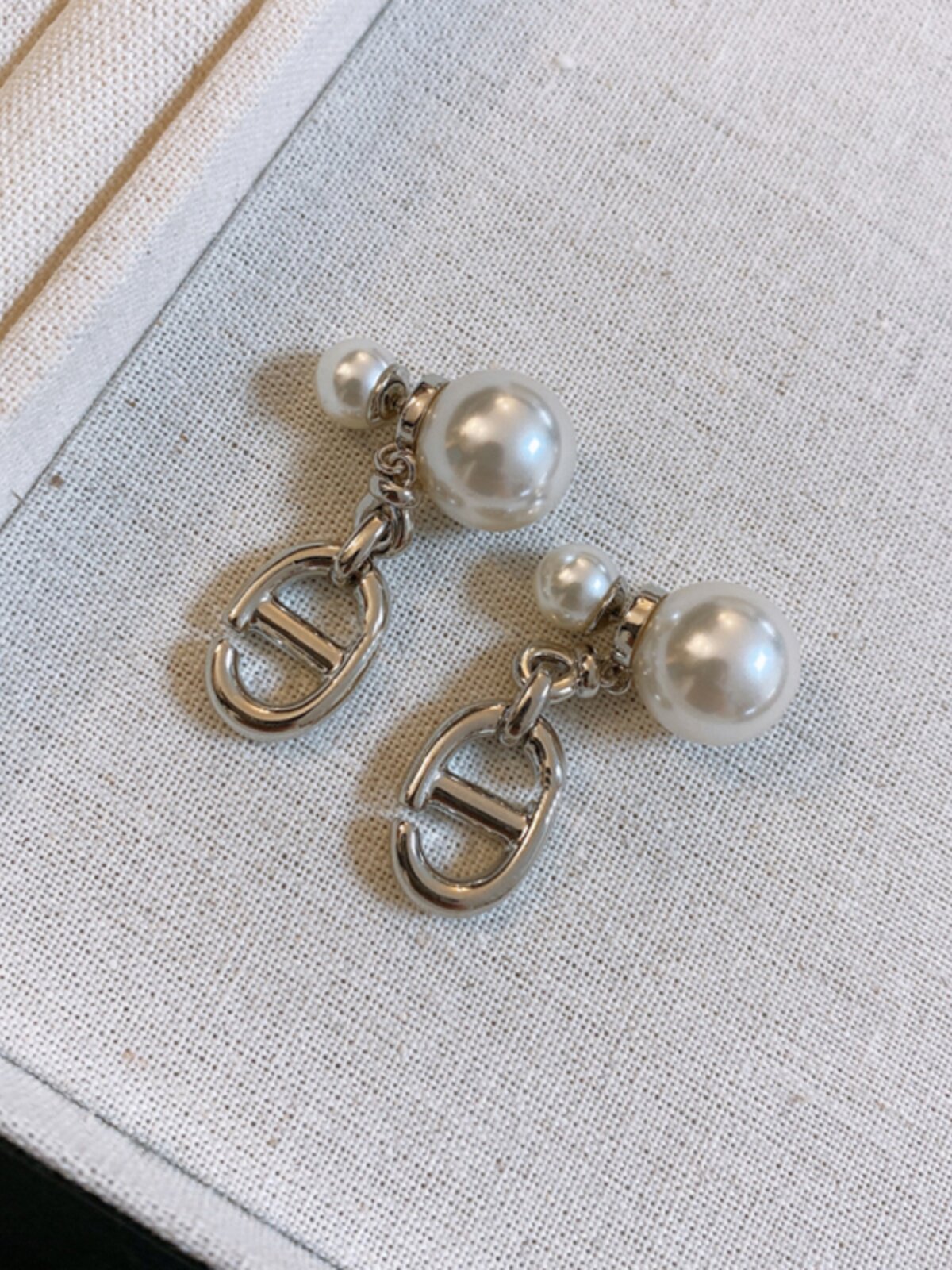 Серебристые двусторонние серьги с жемчугом CD с блестящей поверхностью