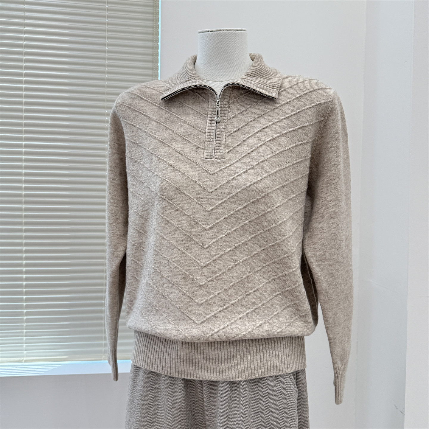 妈妈冬装洋气加厚针织衫上衣2025新款中老年女装秋冬翻领时尚毛衣