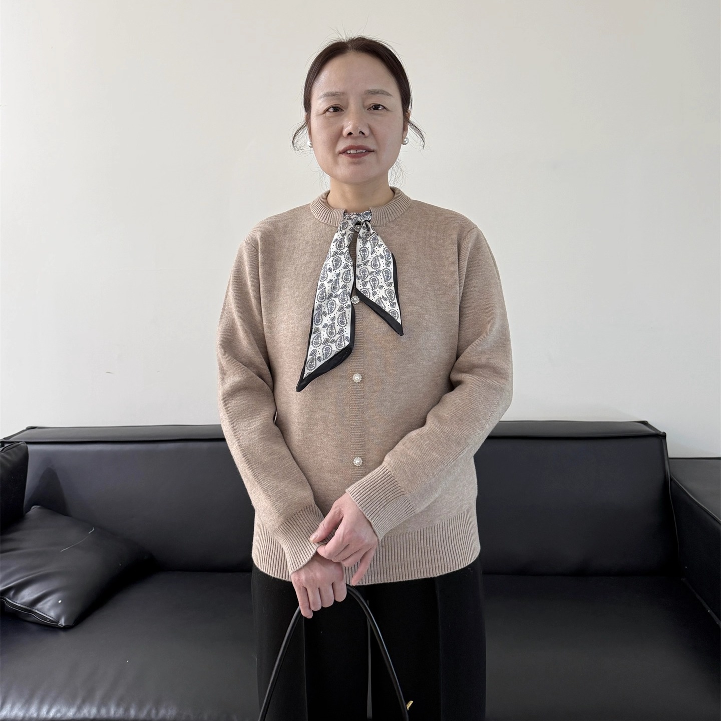 妈妈秋冬时尚丝巾系带加绒加厚毛衣中老年人女针织打底衫保暖上衣