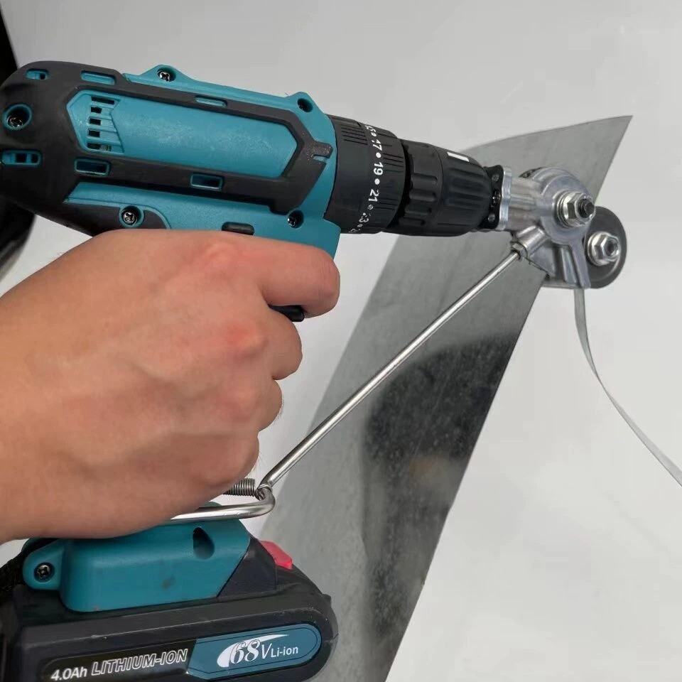 수동 전기 드릴이 가위로 변환 금속판 절단기로 변환 새로운 철 가위가 절단기 아티팩트로 변형됨