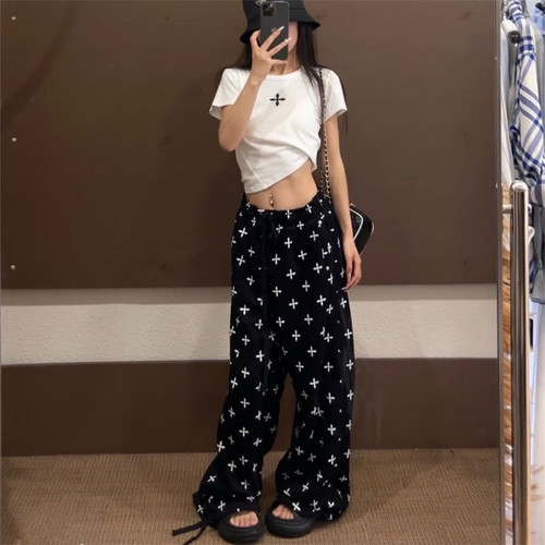 时髦套装女夏季十字花印花修身短袖T恤+黑花园满印松紧腰运动卫裤
