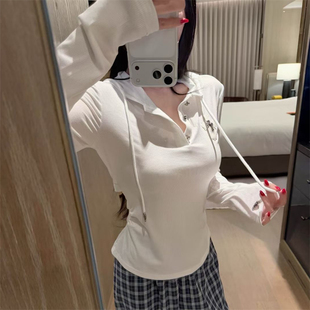 十字架拼皮后背漏腰连帽T恤女春夏新款收腰显瘦纯欲辣妹百搭上衣