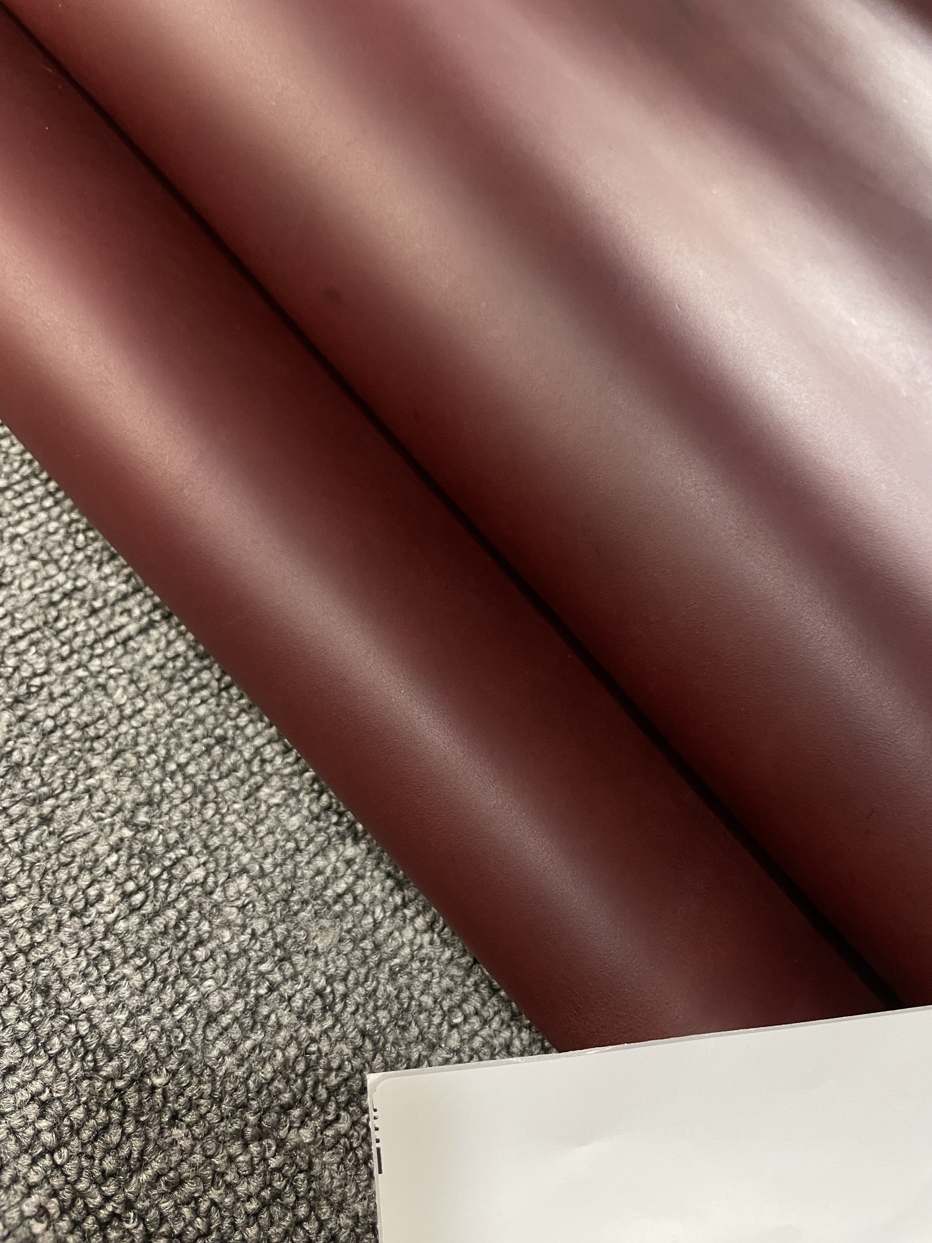 阳光皮料 进口头层霍尔文风格酒红色油蜡皮 手感偏挺 厚度2.0mm