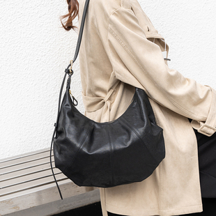 真皮牛角包女大号2025新款 小众设计大容量斜挎腋下包月亮包饺子包