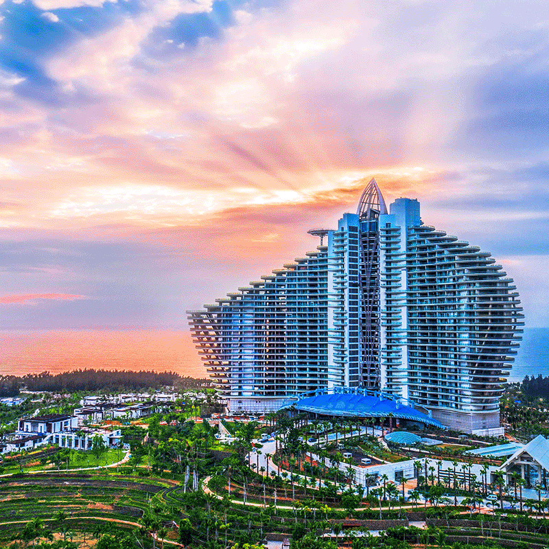 含聆海泳池别墅 2 晚,2 大 2 小早餐,首日水果 + 首晚迷你吧免费 私人管家服务,V 客会行政礼遇含下午茶、洗衣、欢乐时光小食、旅拍 可约 45 + 成人活动、65 + 亲子活动 10月31日-2025年11月30日期间入住可享延迟退房至14:00