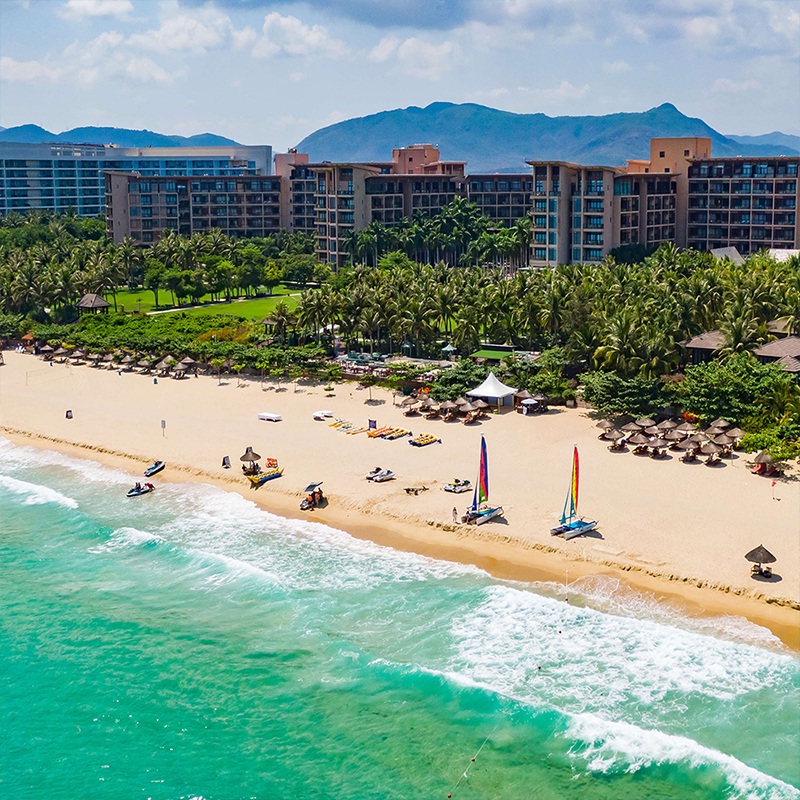 丰富亲子活动，心跳和笑声一起飞远，烦恼被甩出云端 超大室内外儿童乐园，孩子们的笑在空气里弹跳，一整天都闪着光 清晨被海风悄悄叫醒，每日早餐像阳光落进胃里，暖到脚尖 赠送旅拍，镜头替我们收藏余温