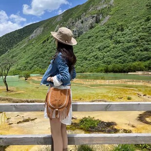 新疆阿勒泰草原旅游穿搭包包云南民族风棕色流苏包包女斜挎马鞍包