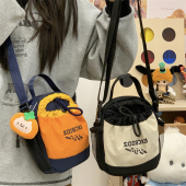 儿童撞色拼接斜挎包男女可爱户外水桶包女学生抽绳便携水杯小包包