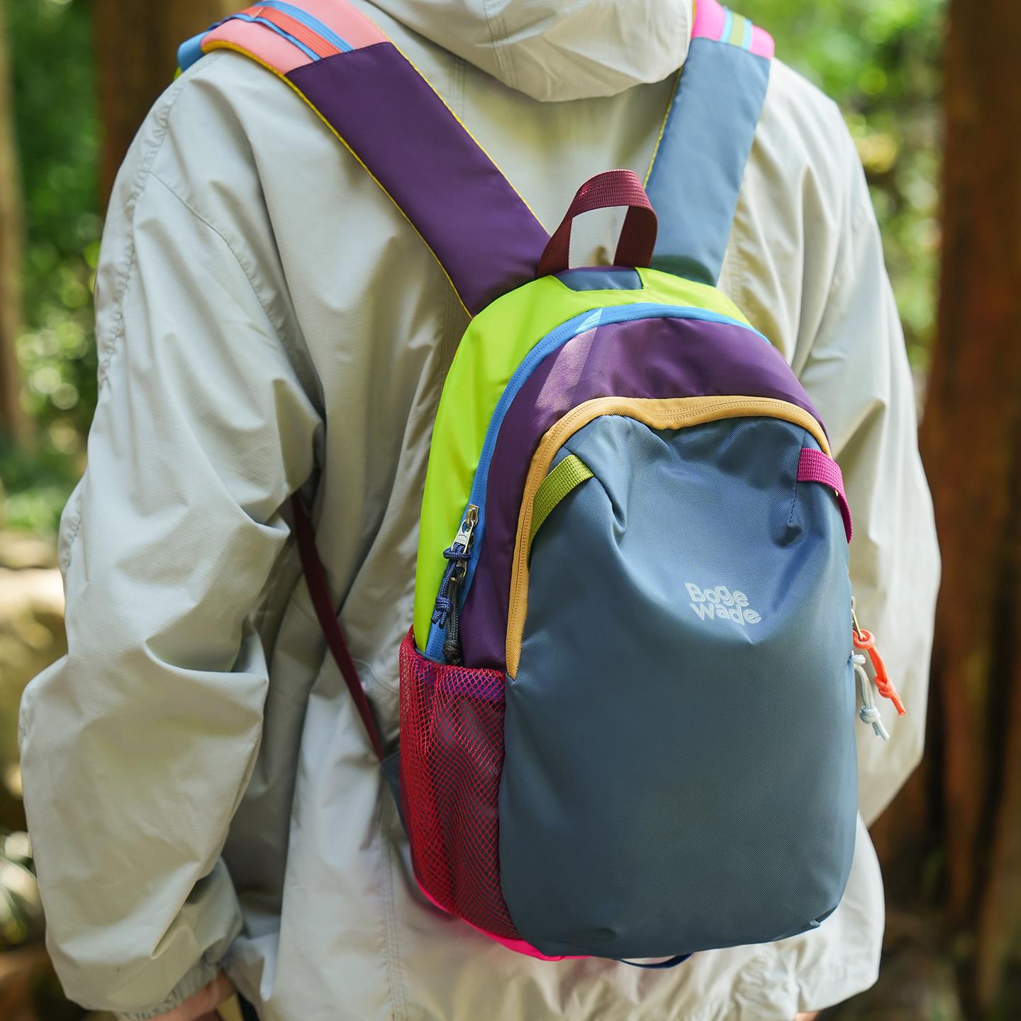 儿童旅行背包户外轻便登山包迷你电脑包女2025新款幼儿园撞色书包