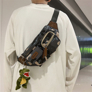 潮牌胸包男百搭休闲斜挎运动背包户外迷彩腰包男青年机车小包ins