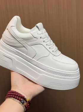 欧洲站真皮增高百搭小白鞋女欧货2025秋季新款白色真皮厚底松糕鞋