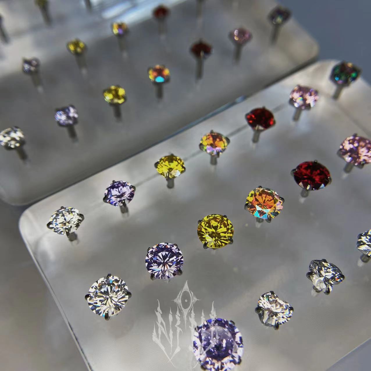 经典5A爪镶锆石7色爆闪 0.9螺纹端 植入级钛合金耳钉高抛光防过敏