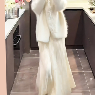 优雅气质温柔风奶白色坑条针织半身裙女秋冬新款垂坠感中长款裙子