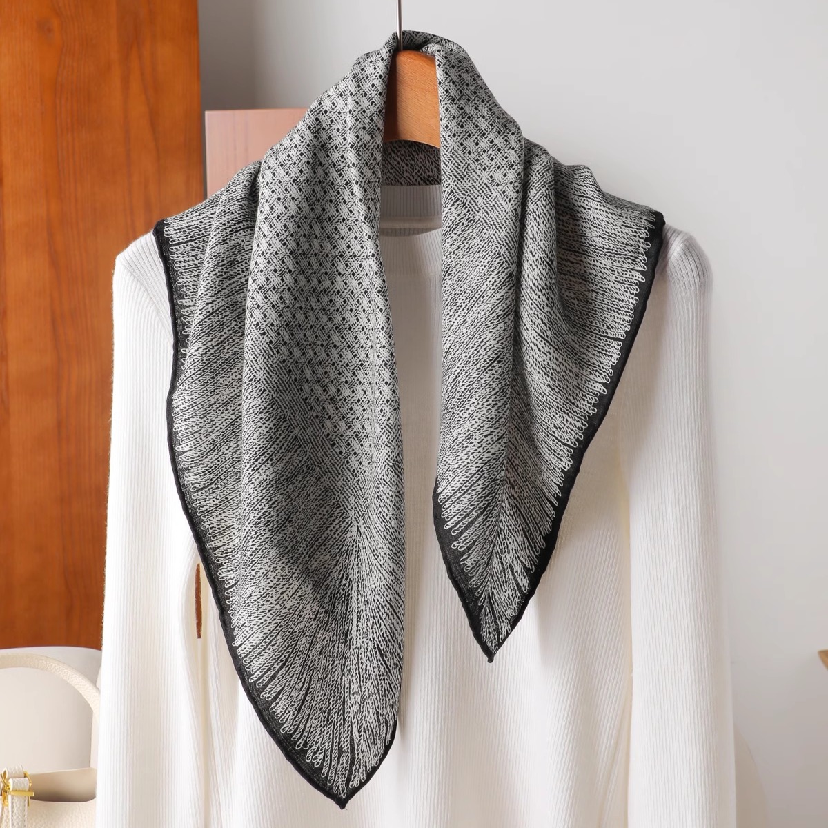 经典小香风格灰色真丝羊毛中方巾女防风丝毛围巾2025新款百搭披肩