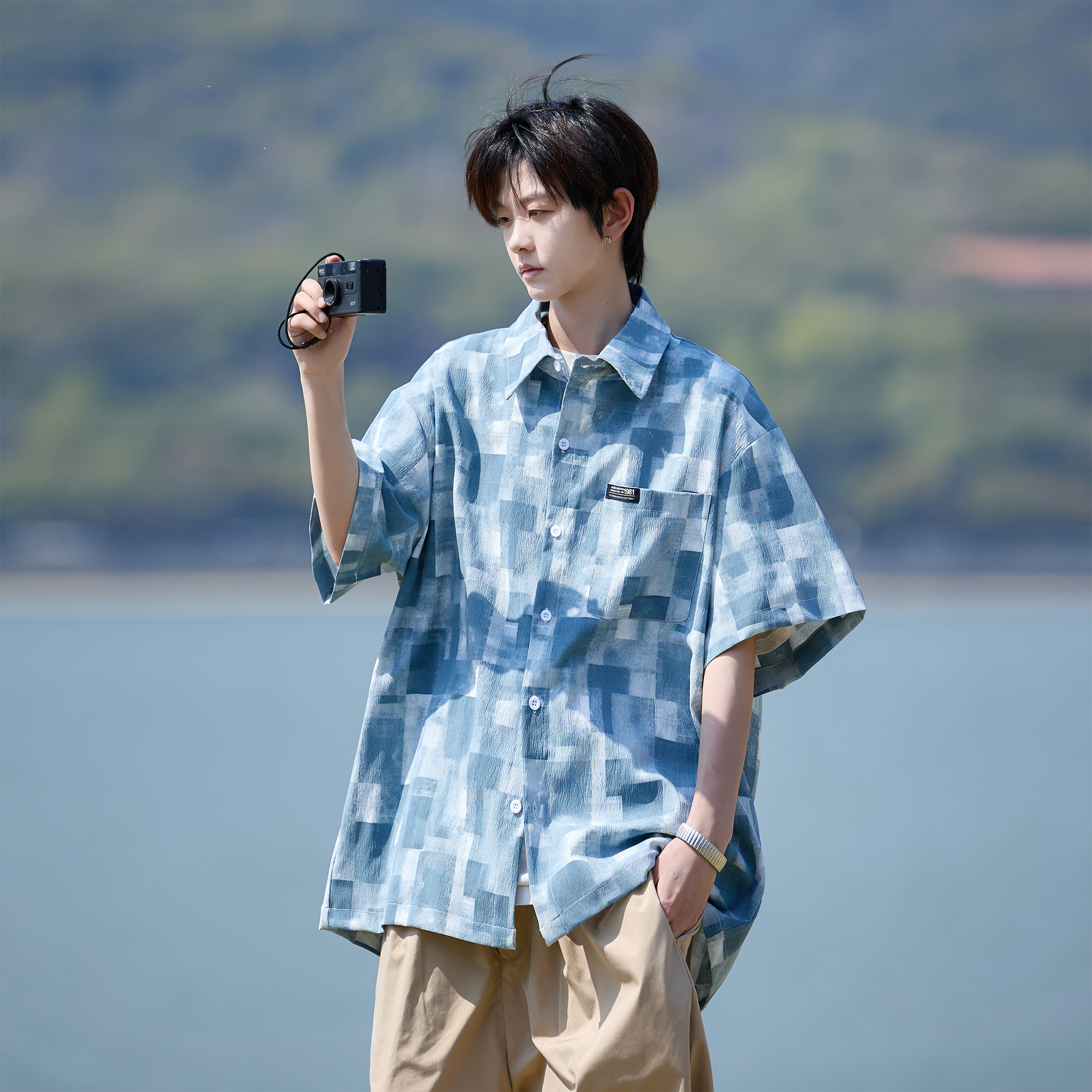 @二更 扎染格子短袖衬衫男夏季薄款男士蓝色上衣美式宽松男生衬衣
