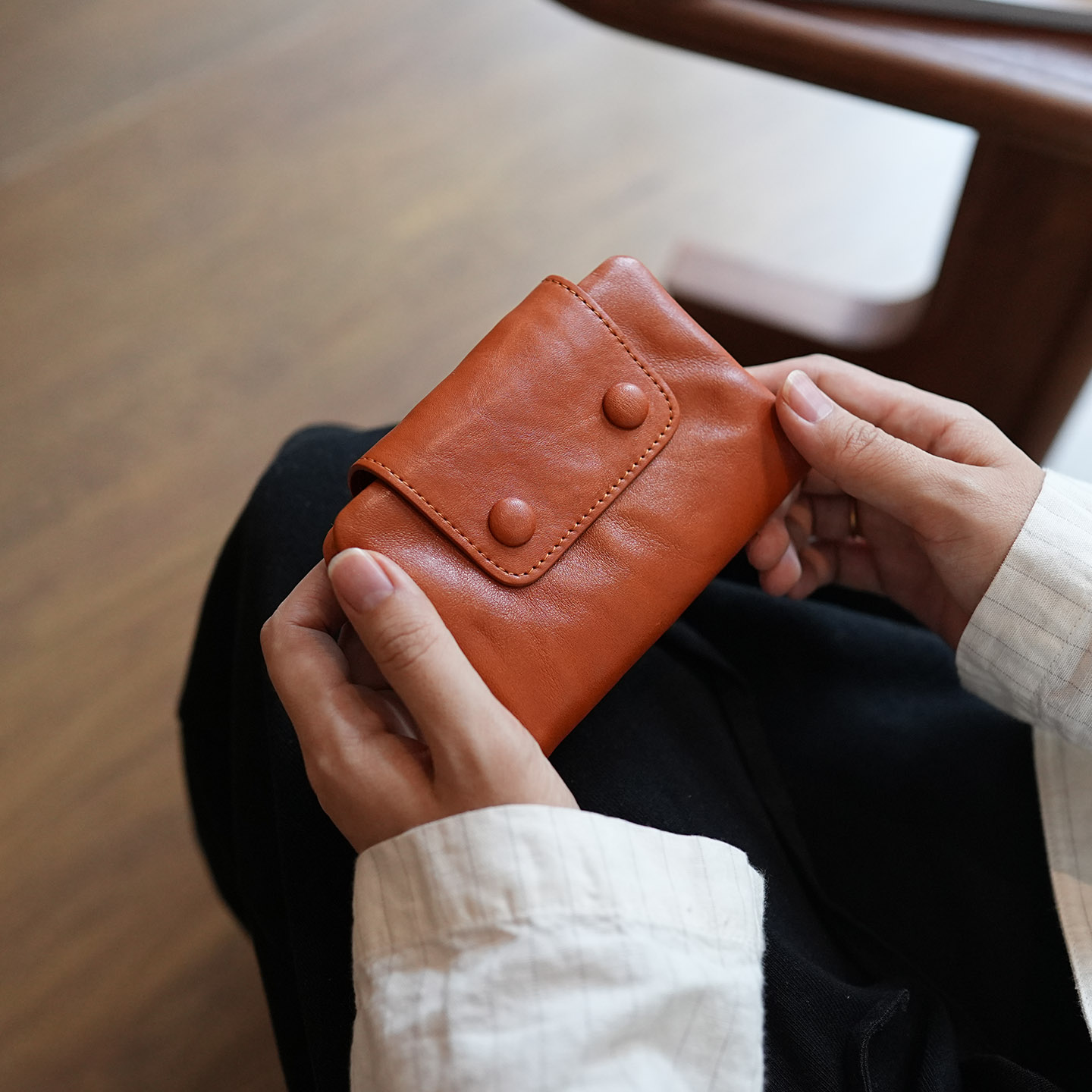 植鞣牛皮复古褶皱短款两折钱包