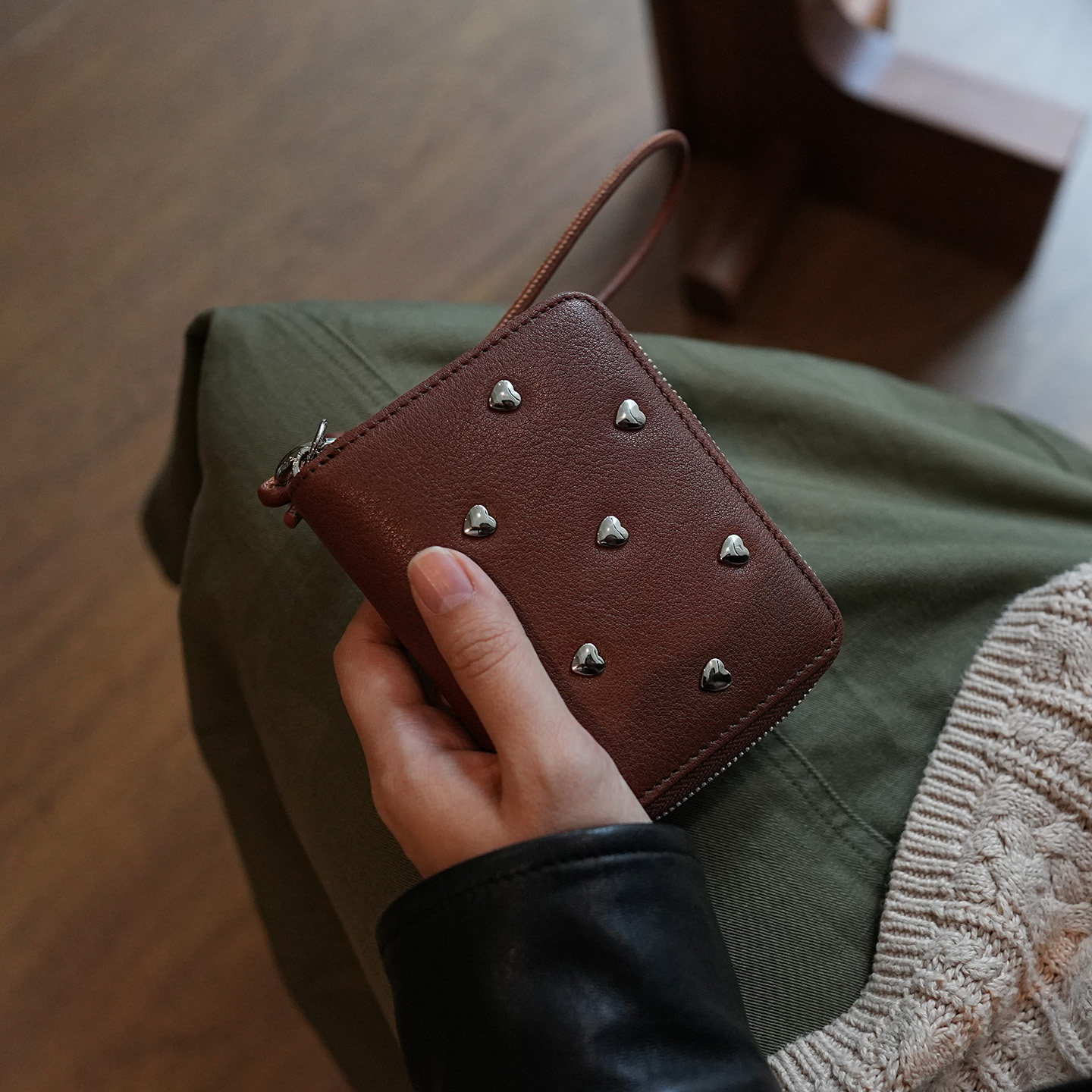 鹿小姐简约头层牛皮爱心铆钉女式真皮短款两折拉链零钱包钱夹