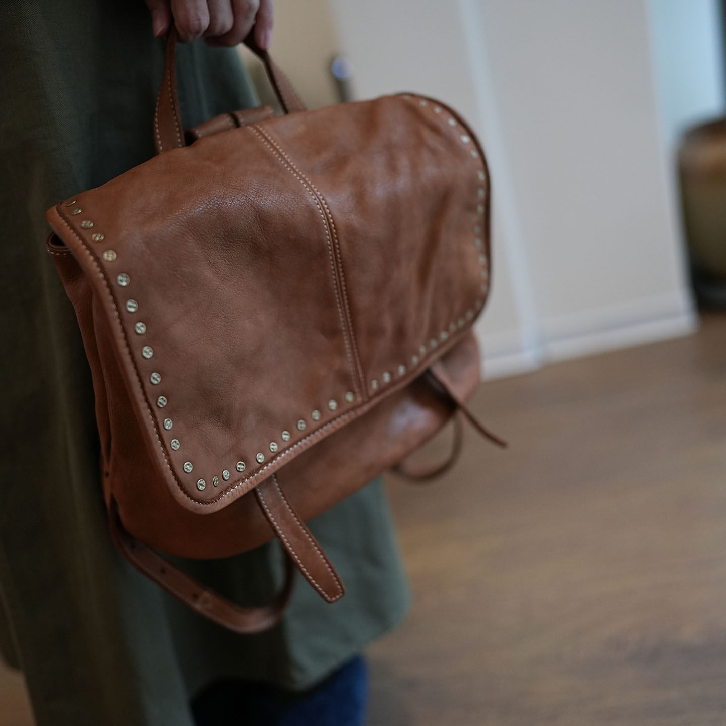 鹿小姐小众复古水洗植鞣牛皮铆钉大容量通勤旅行真皮百搭双肩背包
