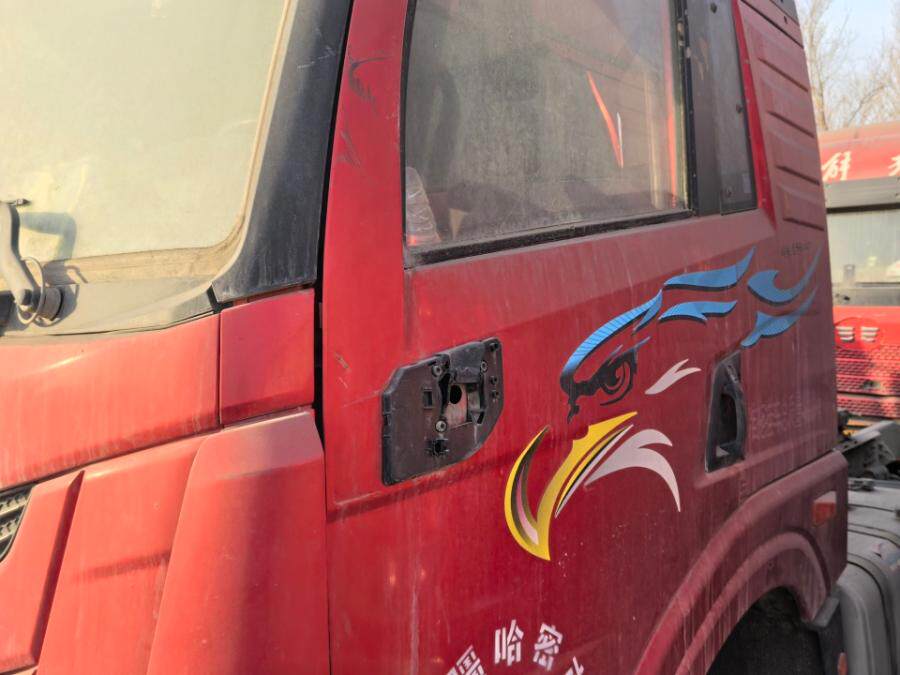 4月11日哈密市解放牌重型半挂牵引车一辆（车辆识别代号LFWSRUSJXPAC03551）网络拍卖公告