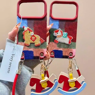 皮纹色块刺绣福發小马挂件手拎绳适用苹果17promax手机壳iphone16新款 14pm全包保护壳 15pro女款