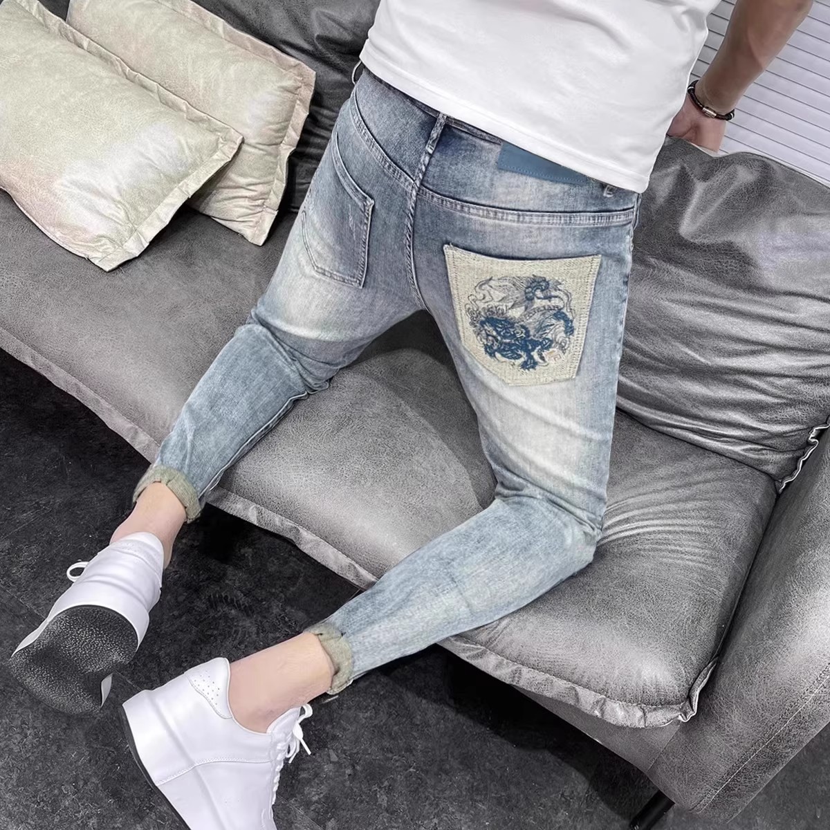 潮男个性刺绣牛仔裤男秋季潮牌破洞九分裤修身小脚裤潮流复古帅气