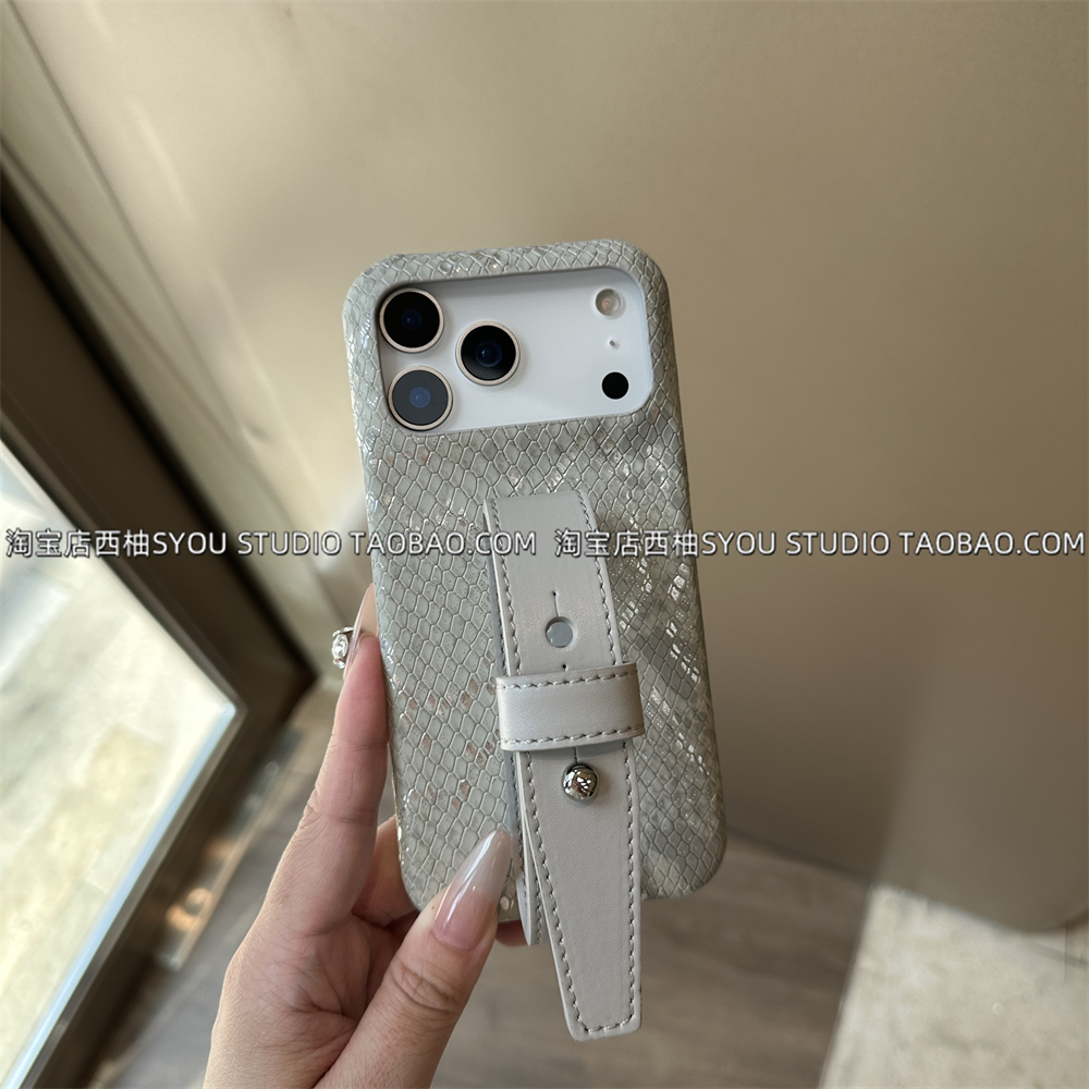 适用苹果17promax手机壳iPhone17Pro保护套15新款原创设计烫银蟒纹皮质豆豆钉灰色腕带贵气小众女生手腕外壳