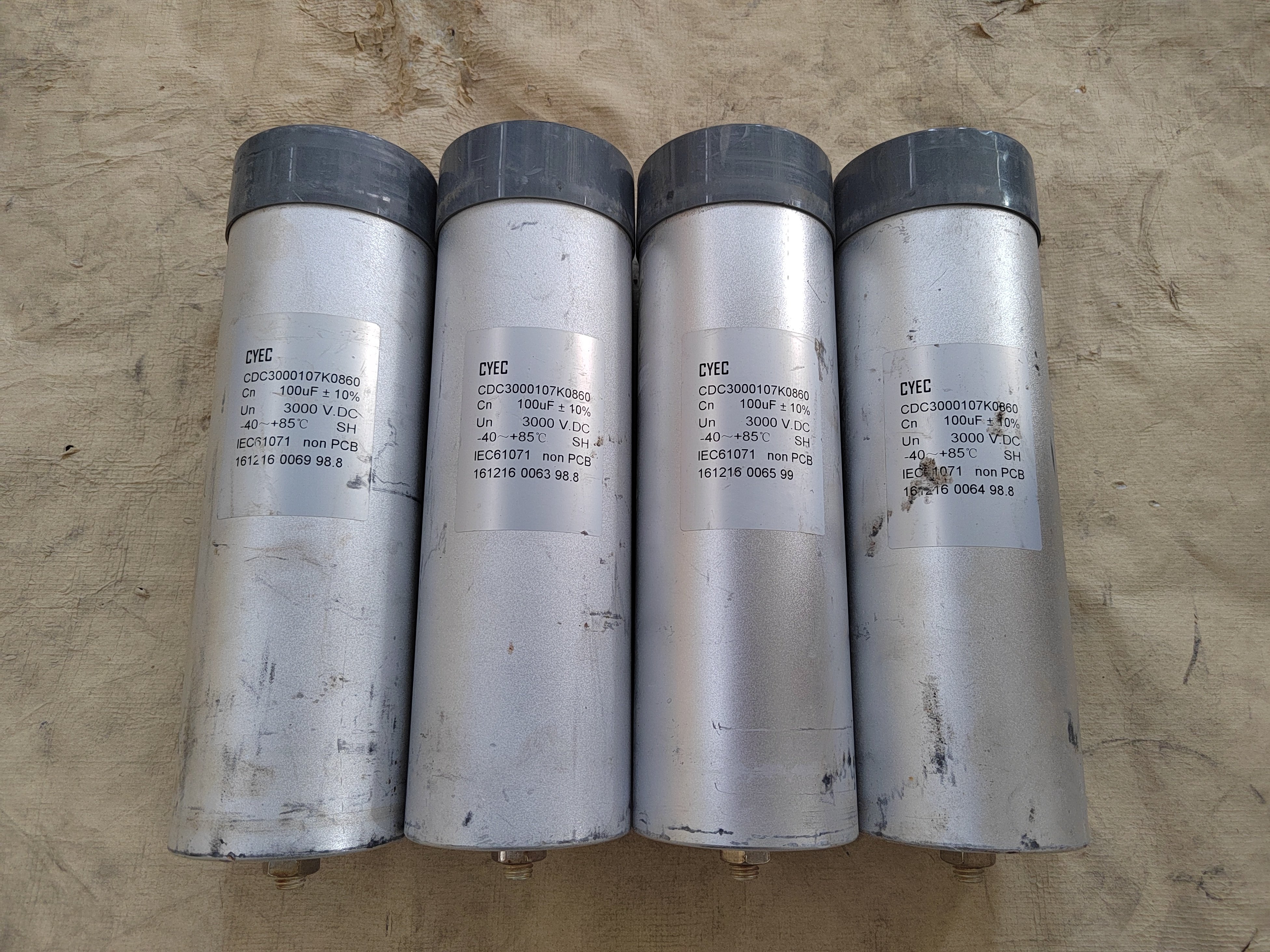 高压薄膜无极电容3000V 100UF 体积：90*280mm 一只148元不包邮