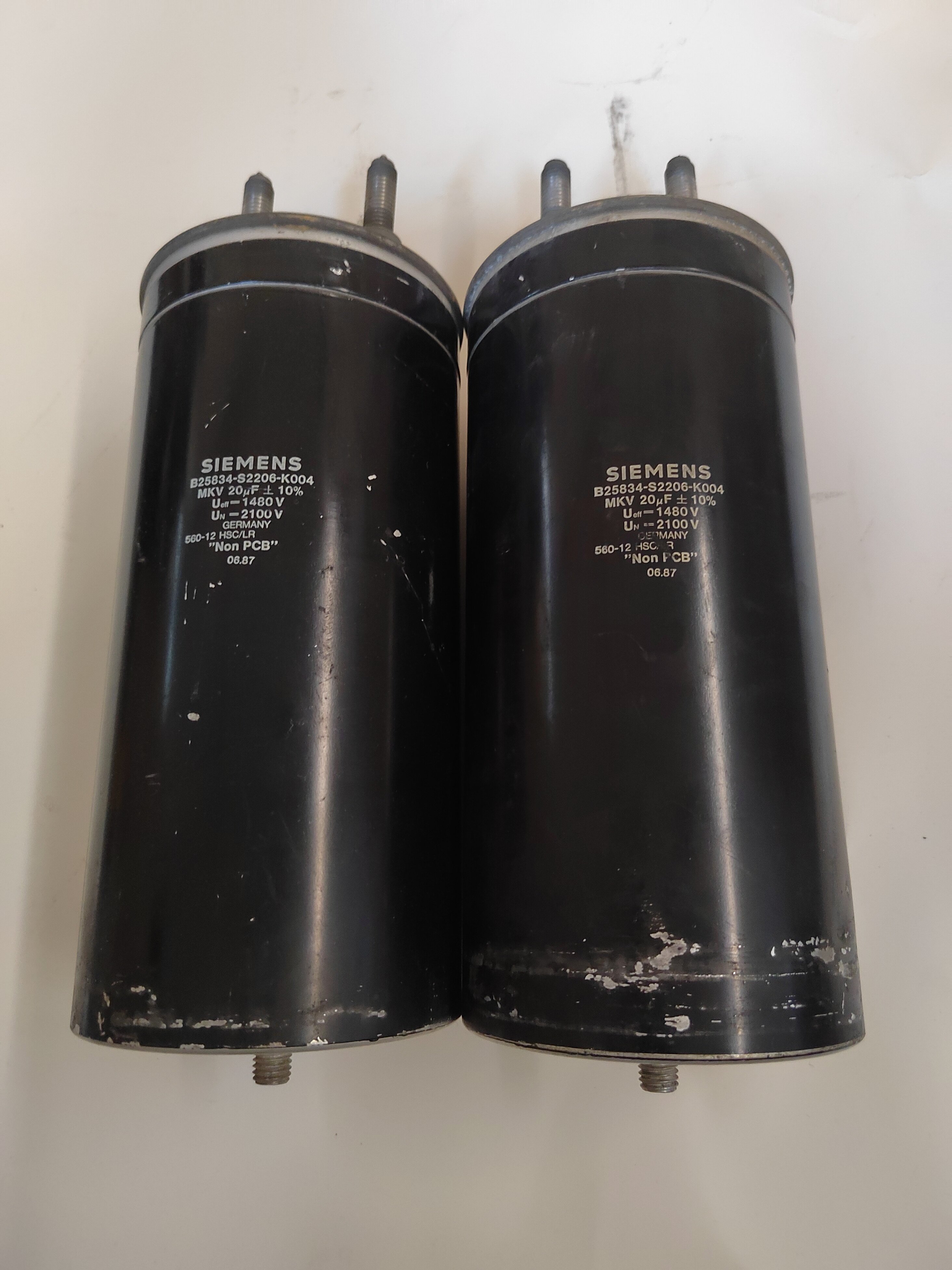 西门子拆机油浸电容2100V 20UF 体积：115*240mm 一只158元