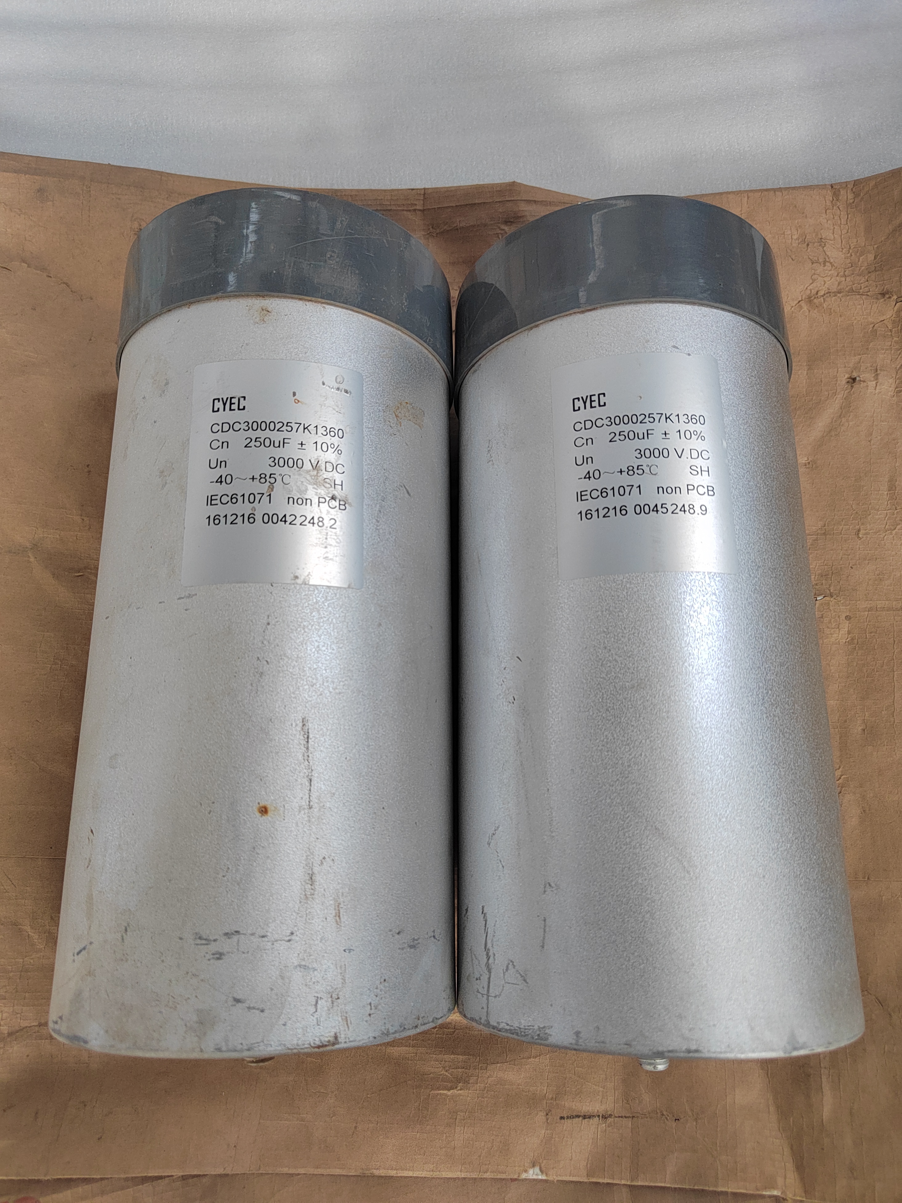 高压薄膜无极电容3000V 250UF 体积：130*285mm 一只208元