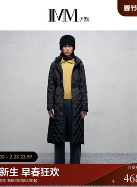 IMM尹默2025年冬无缝压胶工艺简约连帽收腰长款羽绒外套女