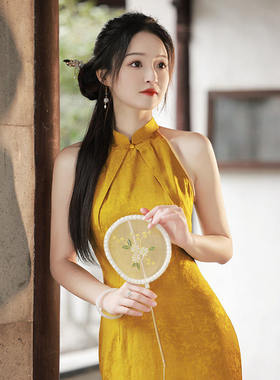 性感金黄色挂脖无袖国风新中式旗袍改良年轻款女高级感复古晚礼服