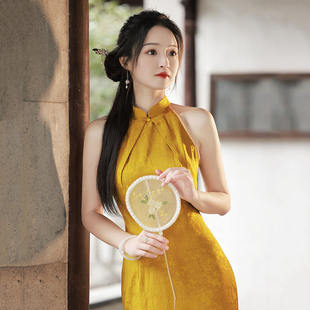 性感金黄色挂脖无袖国风新中式旗袍改良年轻款女高级感复古晚礼服