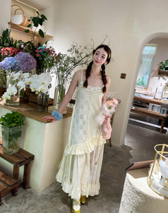 le rouge周美美 南法假日不规则蕾丝镂空拼接荷叶边吊带连衣裙