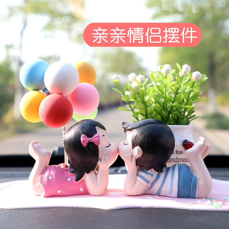 情侣款亲嘴娃娃一对浪漫汽车摆件