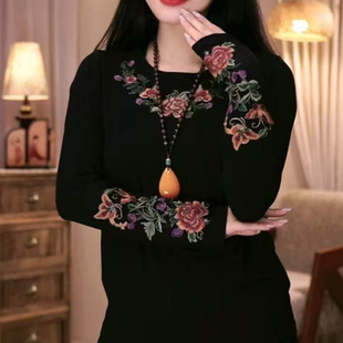 妈妈秋冬2025新款长袖打底衫中老年人国风刺绣复古洋气遮肉上衣女