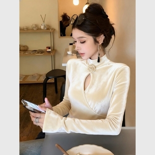 白色立体花朵丝绒上衣女2025冬季独特超好看修身显瘦打底镂空衬衣