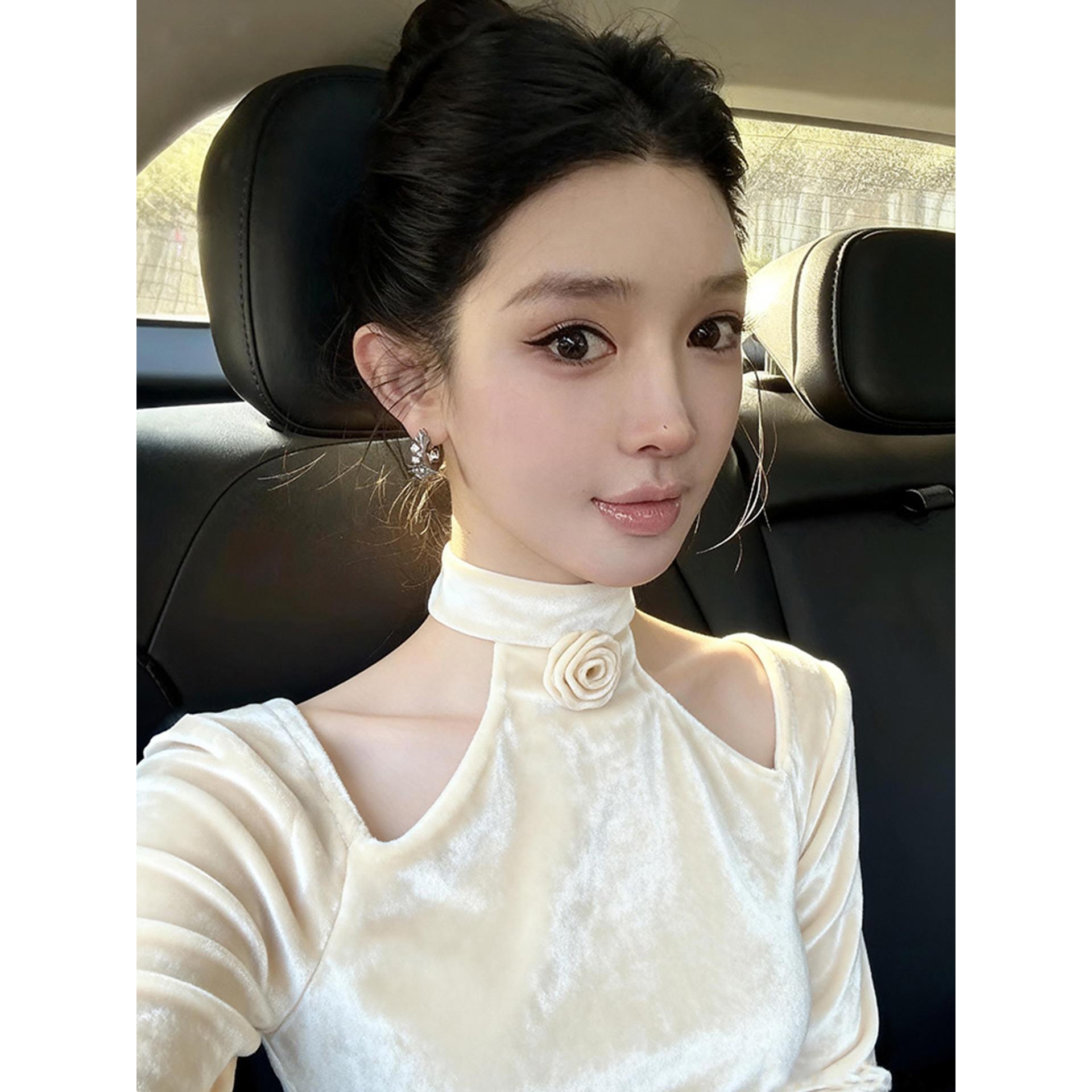 立体花朵挂脖丝绒打底衫