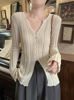 早秋韩系穿搭别致V领针织衫开叉纽扣设计感洋气独特打底衫女上衣