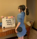 Летнее джинсовое платье, приталенная юбка, мини-юбка, подходит для подростков, в стиле Шанель, воротник поло, яркий броский стиль, короткий рукав