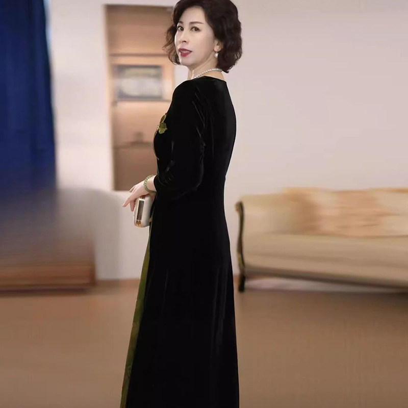 中式秋季妈妈洋气显瘦连衣裙2025新款时尚气质显瘦丝绒中老年女装