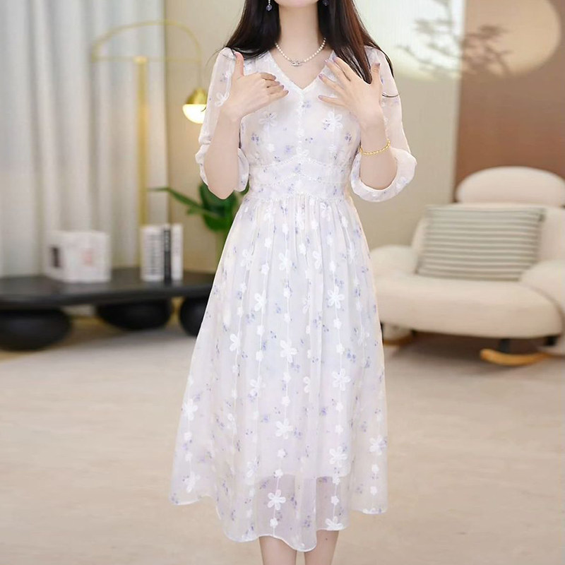 2026春夏新款妈妈洋气碎花礼服裙子轻奢高级感V领七分袖连衣裙女