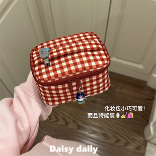 新款 复古红色格子化妆包ins风便携旅行手提化妆品收纳小包洗漱包