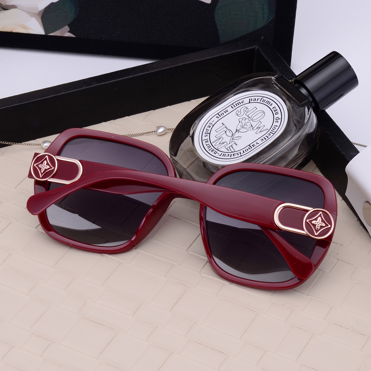 红色墨镜女韩版气质方形大框显脸小偏光太阳镜复古印花百搭白色新