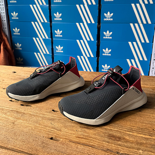 Adidas男款防滑耐磨休闲运动鞋